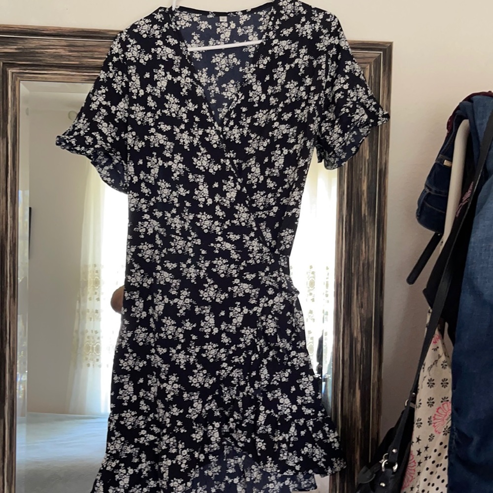 Saina. Size M. Color floral black and white